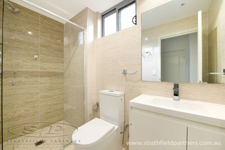 Large Two Bedroom Apartment - Photo 2