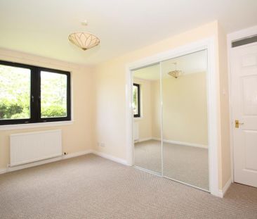 2 bedroom ground floor flat to rent - Photo 2