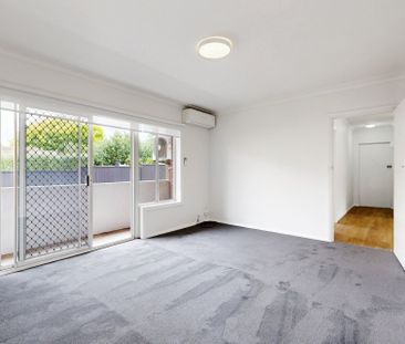 Charming, Updated Unit in the Heart of Essendon - Photo 5