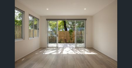 Brand New Modern Townhouse | Only 5km from the CBD | Small Complex! - Photo 4