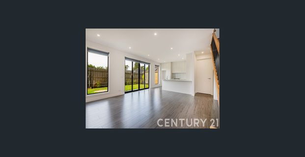 MODERN TOWNHOUSE IN IDEAL LOCATION - Photo 1