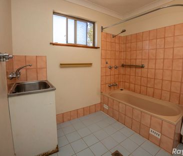 Charming 2-Bedroom Village Sanctuary - Steps from Shops & Beaches! - Photo 4