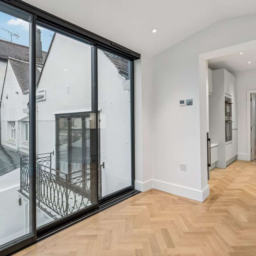 Beautifully renovated Georgian house overlooking the river Thames - Photo 1