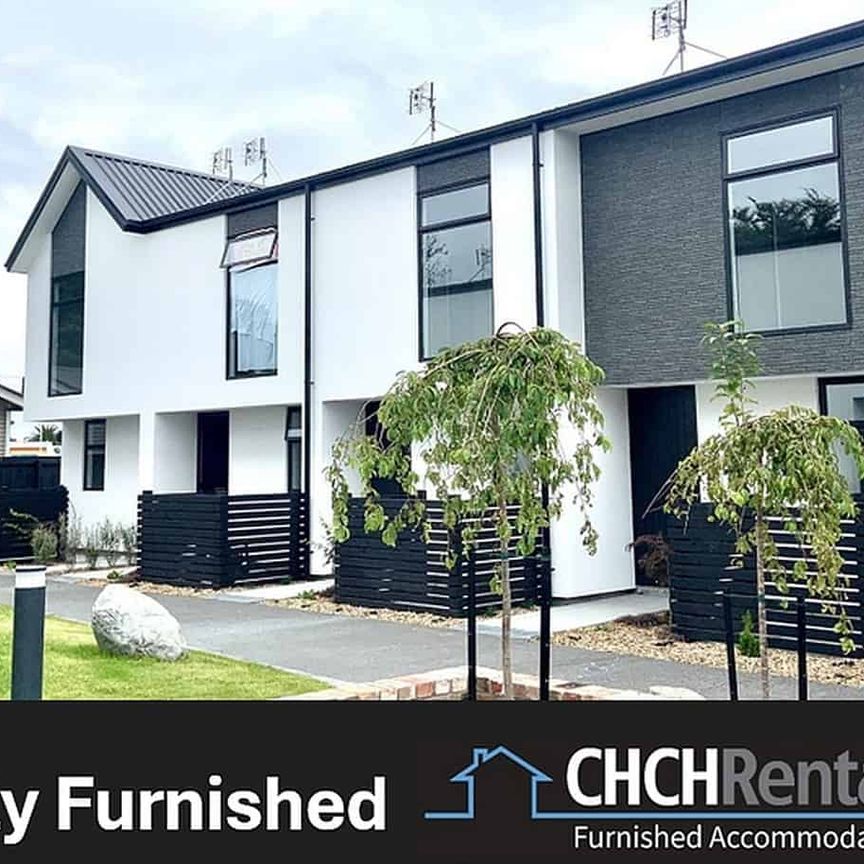 EXECUTIVE FULLY FURNISHED TOWNHOUSE IN EXCELLENT LOCATION! - Photo 1