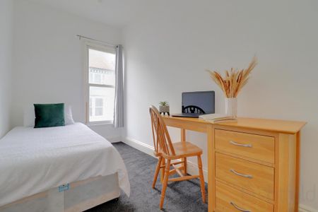 1 bedroom in a house share to rent - Photo 4