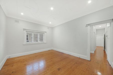 Charming Art Deco Apartment in a Premier Mosman Location - Photo 4