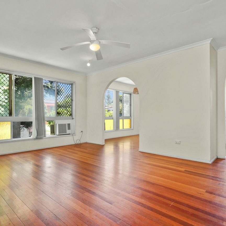 3 BEDROOM HIGH-SET HOUSE - Photo 1