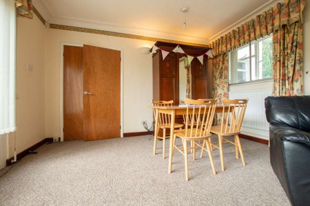 Large detached property with spacious garden - Photo 2