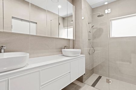 RENOVATED SPACIOUS FAMILY HOME IN PRIME LOCATION - Photo 5