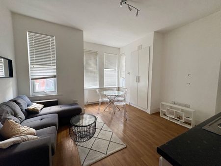 2 Bed Flat, Green Street, E13 - Photo 2