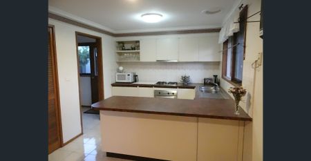 LARGE WELL PRESENTED FAMILY HOME IN LOVELY NEIGHBOURHOOD!! - Photo 2