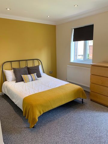 4 Bed Semi-Detached House, Radcliffe Mount, NG2 - Photo 3