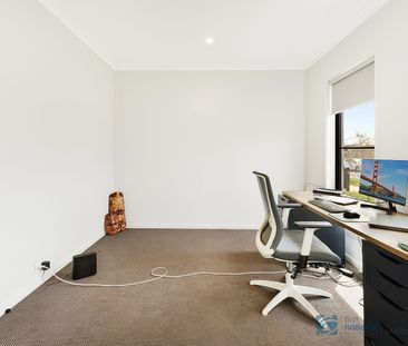 Stylish 3-Bedroom Townhouse in Thornhill Park - Photo 2