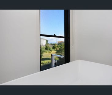 Executive Rental – Royal Pines Luxury - Photo 2