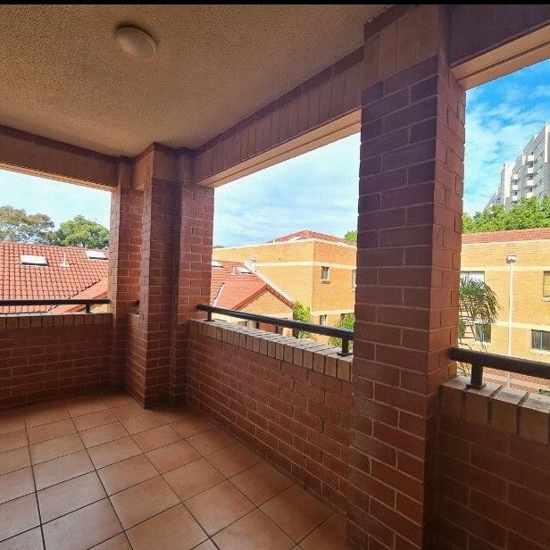 Redfern - Photo 1