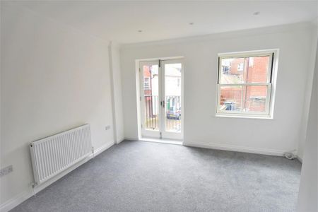 2 bedroom end of terrace house to rent - Photo 2