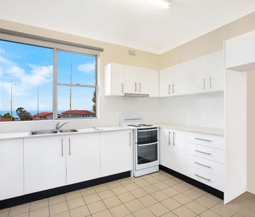 Sunny Top-Floor Apartment in Peaceful Vaucluse Setting - Photo 4