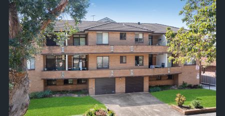 Spacious Two Bedroom Apartment with Wrap-Around Balcony - Photo 5
