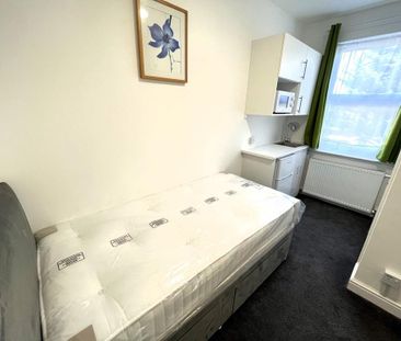 1 bedroom in a house share to rent - Photo 4