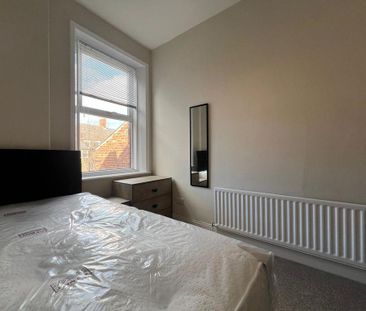 1 bedroom in a flat share to rent - Photo 4