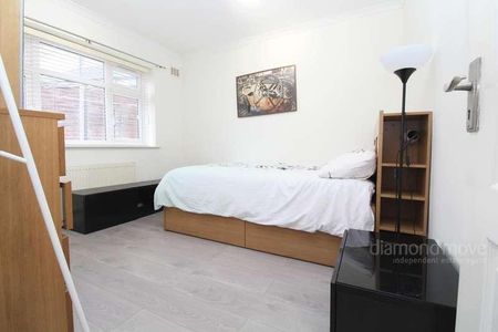 Rothbury Gardens, Isleworth, TW7 - Photo 4