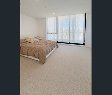 Stylish 2-Bedroom Apartment with Private Rooftop - Photo 1