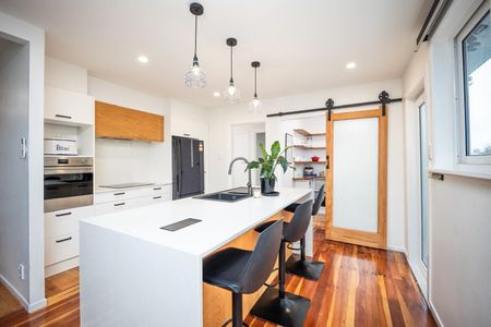 Sunny beautifully renovated 3 bedroom family home - Photo 5