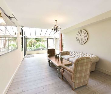 A spacious one bedroom apartment in a portered building with communal gardens. - Photo 1