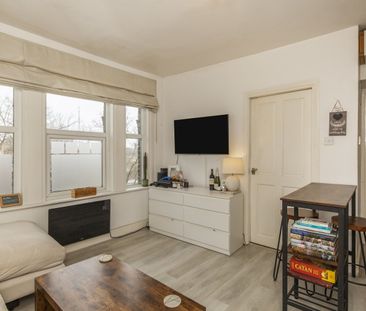 Flat to rent - Central Hill, London, SE19 - Photo 2