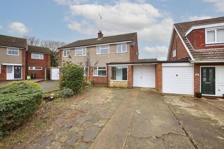 3 bedroom semi-detached house to rent - Photo 2