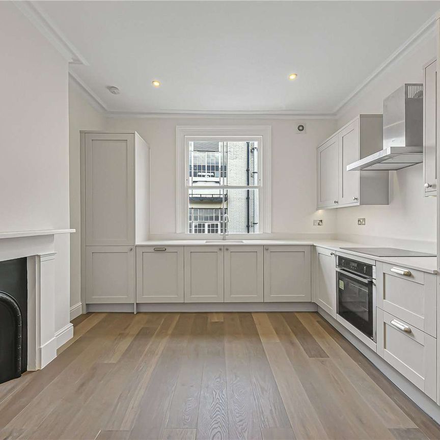 Two bedroom splits level apartment refurbished throughout. - Photo 1