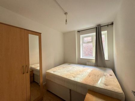 3 bedroom flat to rent - Photo 4