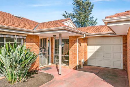 Stunning, Light filled, Spacious Villa Unit! - Photo 4