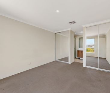 STUNNING TOWNHOUSE IN BEAUTIFUL LOCATION - Photo 3