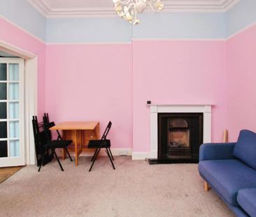 A good size property, with a separate kitchen, close to transport links and local amenties. - Photo 2