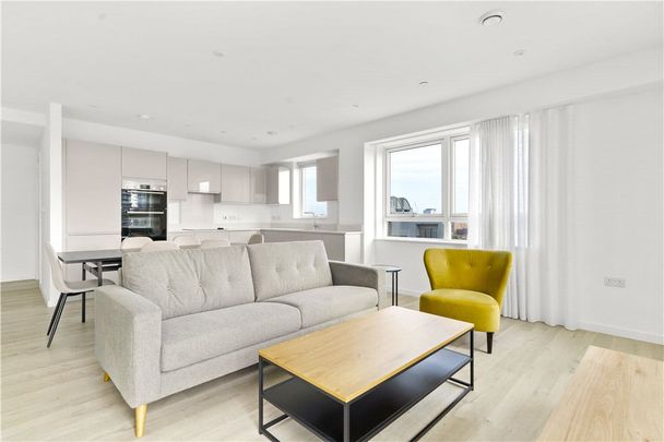 A large three bedroom penthouse apartment finished to a high specification and located within Wallbrook Gardens, benefitting from exceptional on-site amenities, communal gardens and only a 6-minute walk to Canning Town Station. - Photo 1