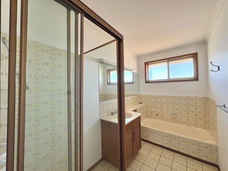 Charming Refreshed Family Residence in Old Highton - Photo 4