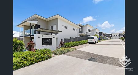 Modern Comfort & Lifestyle - 6 Years Young Townhouse in Prime Thornlands Location - Photo 3