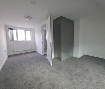 3 Bed Flat, Great West Road, TW8 - Photo 1