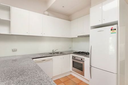 ADORABLE FREESTANDING 2 BEDROOM HOUSE IN A PREMIUM LOCATION - Photo 4