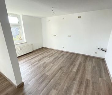 Helle Dachgeschosswohnung in Fraureuth - Photo 1