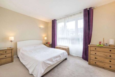 Arranged on the 1st floor of a modern ported development is this 2 double bedroom duplex apartment with 2 bathrooms. - Photo 4