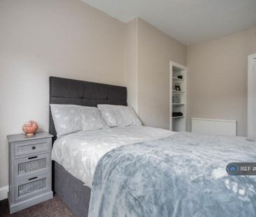 3 bedroom flat to rent - Photo 5