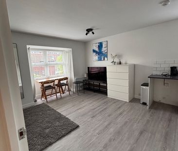 Studio Flat, Mayfield Road, W12 - Photo 5