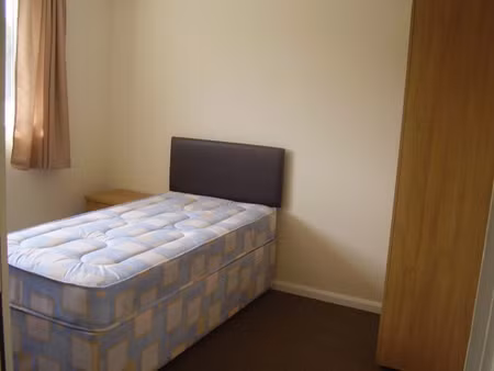 Four Bedroom Student Property Fully Refurbished - Photo 3