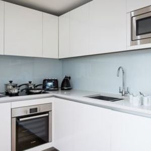 Three Bedroom Flat to rent in London - Photo 2