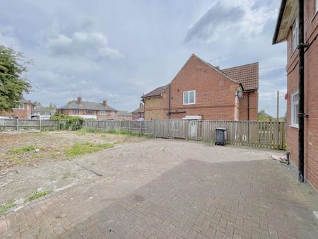 4 bedroom semi-detached house to rent - Photo 5