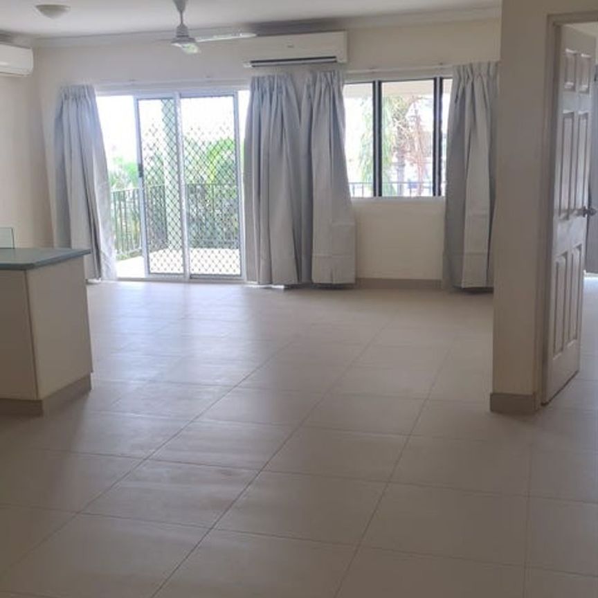 SPACIOUS MARINA-VIEW APARTMENT MINUTES FROM THE CITY - Photo 1