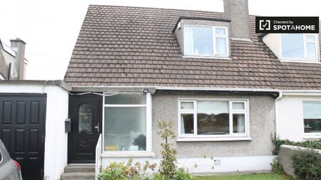 Lovely room to rent in 3-bedroom house in Crumlin, Dublin - Photo 2