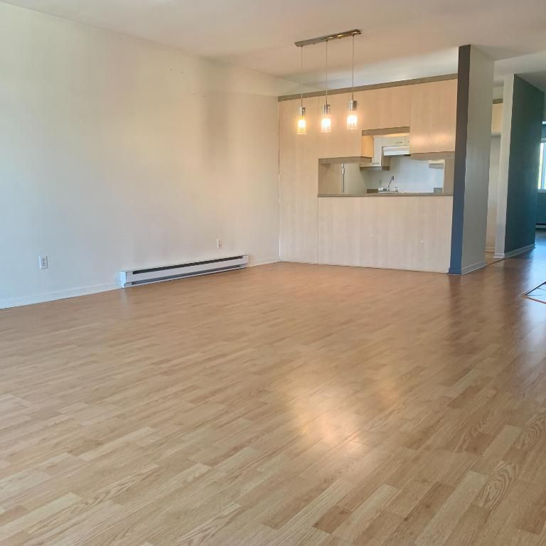 Grand 4 1/2 style condo à louer à Ste-Thérèse - Photo 1